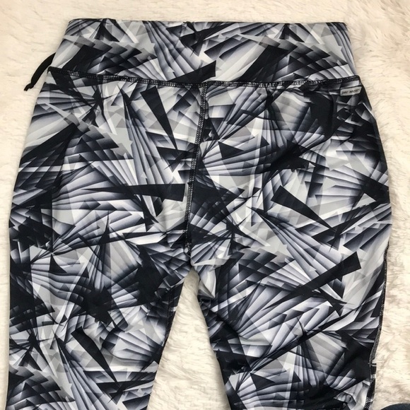 NWOT!! Danskin Printed Cropped Workout Leggings - Picture 7 of 8